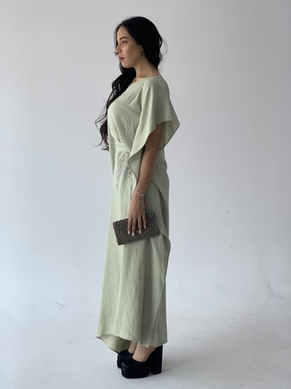 ثوب مطرز فستقي اخضر فاتح على الاكتاف و الوسط