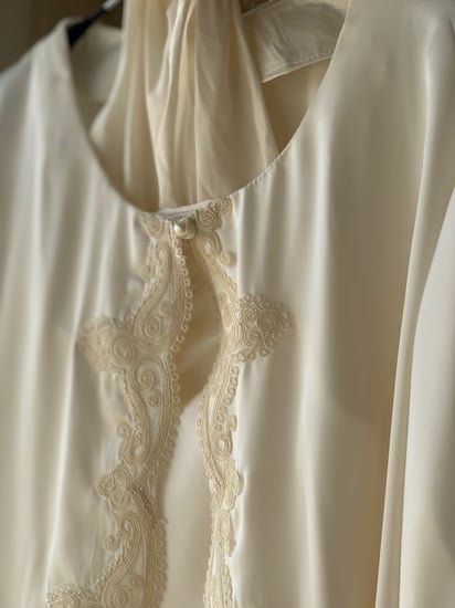 بيجامة حرير 3 قطع مزينة بالقيطات المرسوم على الصدر