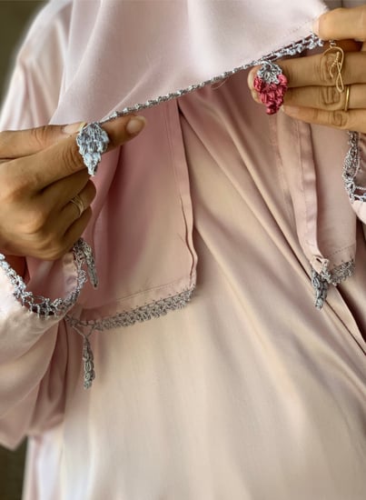 جلابية صلاة لف دستي بنك على موف مزين بالكروشيه  عناقيد العنب