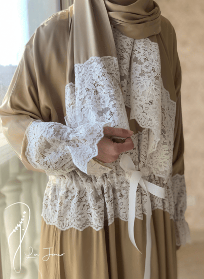 شرشف صلاة سستة دانتيل  حزام بيج على زيتي