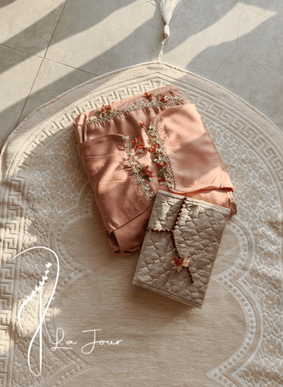 شرشف صلاة لف ستان بني فاتح بالورد الاويا مميز من اجور