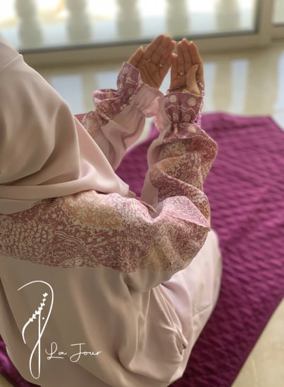 شرشف صلاة لف رسم باتيك وردي  على دستي بنك الطرحة مثبتة