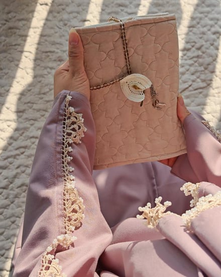 شرشف سستة بني فاتح مزين بالكروشيه  اليدوي من لاجور