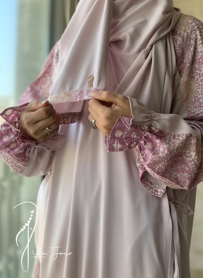 شرشف صلاة لف رسم باتيك وردي  على دستي بنك الطرحة مثبتة