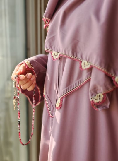 شرشف صلاة سستة بنفسجي على بنك مزين بالكروشيه من لاجور