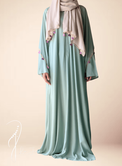 شرشف صلاة سستة اخضر زيتي فاتح باستيل مزين بالكروشيه ابيض حلزون يدوي و الطرحة مثبتة