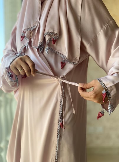 جلابية صلاة لف دستي بنك على موف مزين بالكروشيه  عناقيد العنب