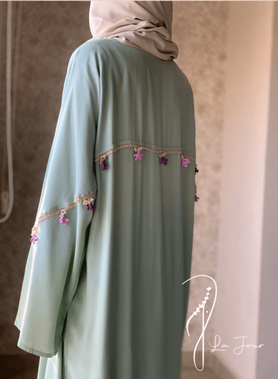 شرشف صلاة سستة اخضر زيتي فاتح باستيل مزين بالكروشيه ابيض حلزون يدوي و الطرحة مثبتة
