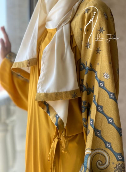 225001 شرشف صلاة رسم باتيك لف اصفر و كحلي  و الطرحة مثبتة .