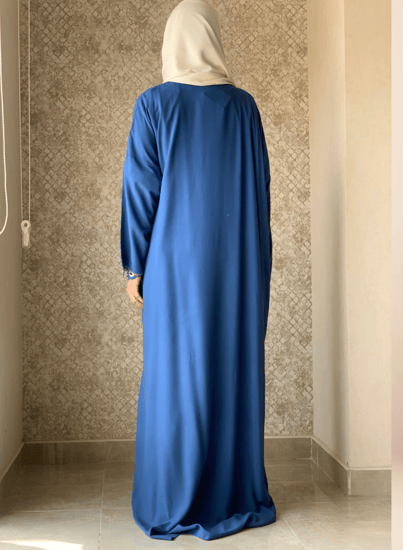 شرشف صلاة لف ازرق كروشيه يدوي و الطرحة بيج مثبتة