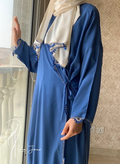 شرشف صلاة لف ازرق كروشيه يدوي و الطرحة بيج مثبتة