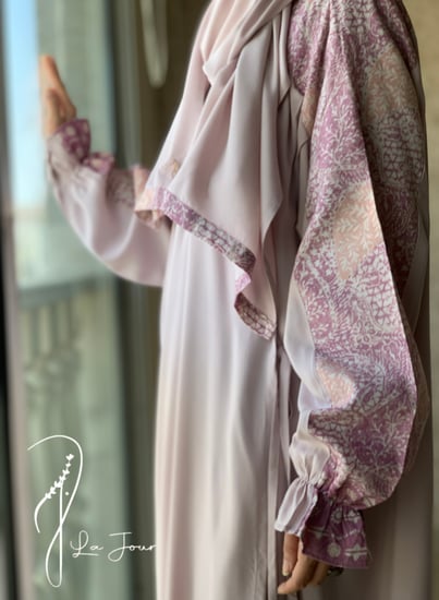 شرشف صلاة لف رسم باتيك وردي  على دستي بنك الطرحة مثبتة