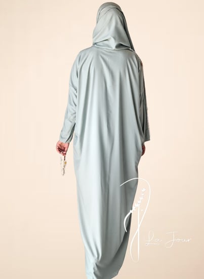 شرشف سستة رمادي على اخضر مزين بالكروشيه ذهبي من لاجور