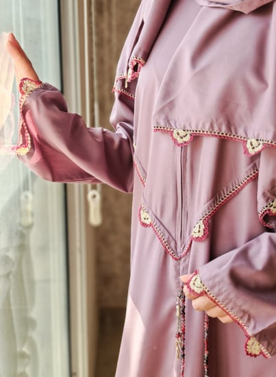شرشف صلاة سستة بنفسجي على بنك مزين بالكروشيه من لاجور