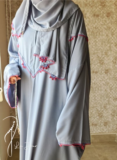 شرشف صلاة سحاب سماوي على رمادي على مزين بالكروشي  يدوي