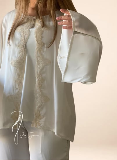 بيجامة حرير 3 قطع مزينة بالقيطات المرسوم على الصدر