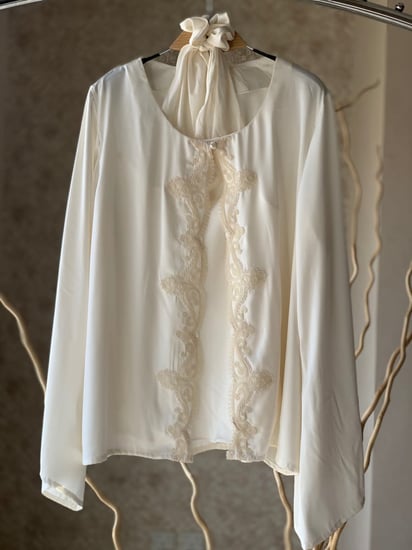 بيجامة حرير 3 قطع مزينة بالقيطات المرسوم على الصدر