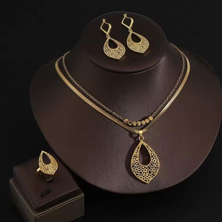 طقم “رِقة القطرة” – تصميم ذهبي بنقوش فنية تنبض بالأناقة