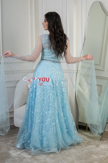 فستان سهرة أزرق فاتح بتطريز أنيق وأكمام شفافة، تصميم فاخر يبرز الأنوثة.