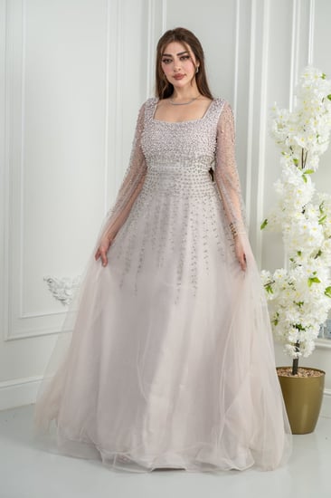 فستان سهرة لافندر فاتح يهمس بالرهافة والفخامة في آنٍ واحد. جزء علوي مطرّز بالخرز اللامع يلتقط الضوء برقة.