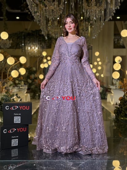 فستان سهرة بخيوط الموف مرصع، يسرق كل الأنظار