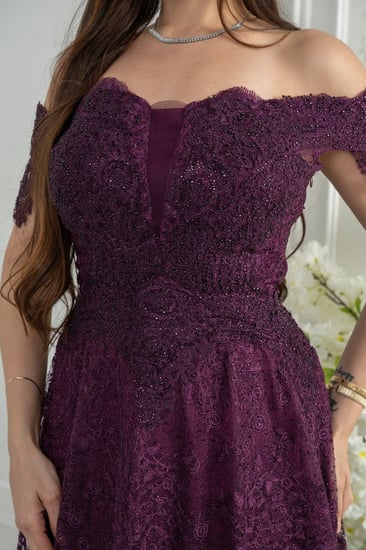 فستان سهرة برقندي دانتيل بلمعة رقيقة يقدّم مزيجًا مدهشًا من الرقي