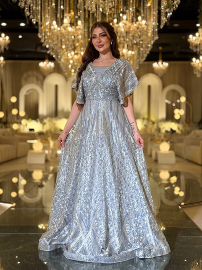فستان سهرة رمادي على زيتوني فخم بتطريز لامع وأكمام قصيرة واسعة