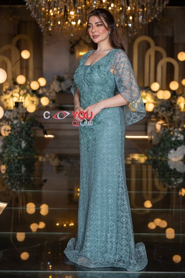 فستان سهرة فيروزي مطرز بأكمام تل واسعة