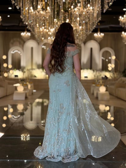 فستان سهرة تركواز مطرّز بأناقة ملكية تصميم أوف شولدر ساحر يبرز أنوثتك في أرقى المناسبات.