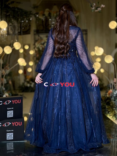 فستان سهرة كحلي مطرز بأناقة مع أكمام تول شفافة