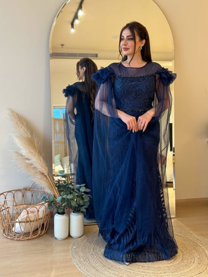 فستان سهرة «سافير الملكة» – اسم يعبّر عن فخامة لون الياقوت الأزرق وجاذبية الحضور الملكي في سهراتك