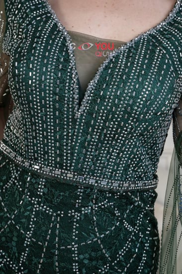 فستان سهرة أخضر زمردي بتطريز فاخر وأكمام شفافة، تصميم أنيق يبرز القوام ويمنحك إطلالة راقية