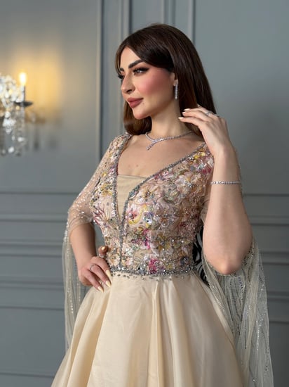 فستان سهرة شامبانيا مطرز ورود بأكمام شفافة