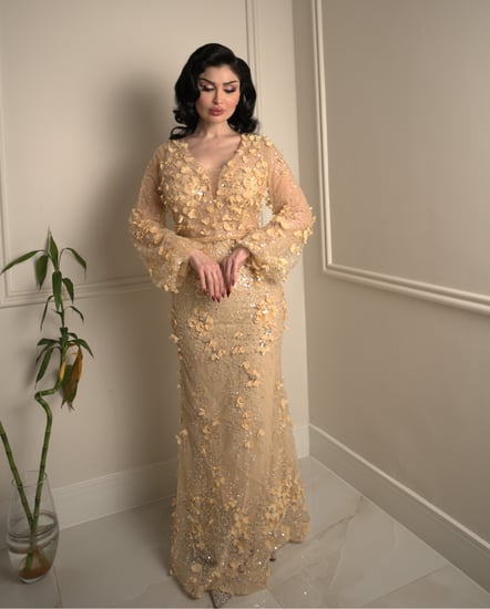 فستان سهرة ذهبي مطرز بالورود ثلاثية الأبعاد والترتر