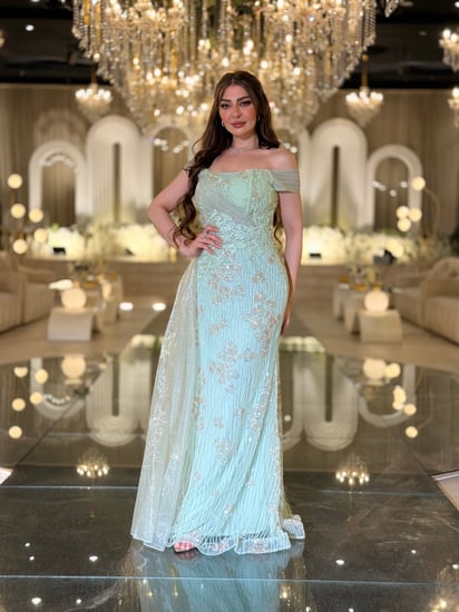 فستان سهرة تركواز مطرّز بأناقة ملكية تصميم أوف شولدر ساحر يبرز أنوثتك في أرقى المناسبات.
