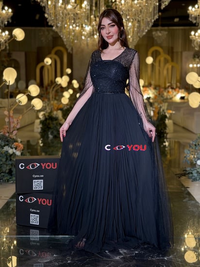 فستان سهرة تألقي بسحرٍ لا يُقاوم مع هذا الفستان الأسود الراقي