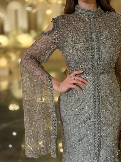 فستان سهرة سيلفر تستحقّين فستانًا يلمع بقدرك هذا السيلفر المطرّز بالكامل برقبة عالية وأكمام كاب متدفّقة صُمّم ليبرز جمالك برقيّ