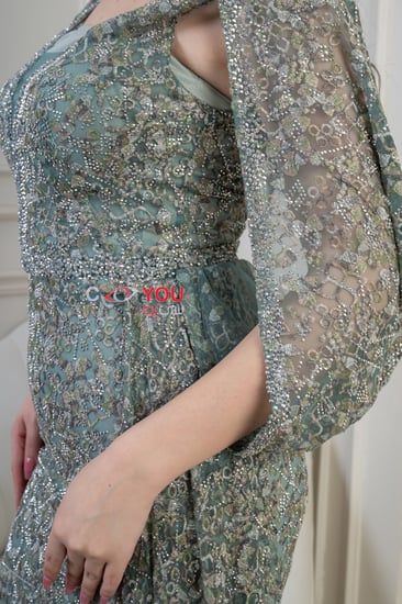 فستان سهرة اخضر فضي فاخر بتطريز لامع وقصة انسيابية تبرز الأنوثة