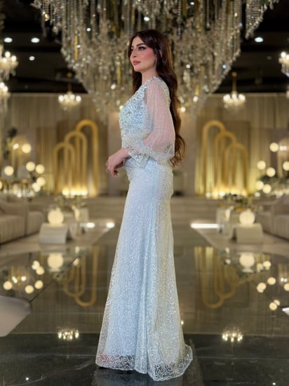 فستان سهرة فيروزي صُمّم ليُغنّي باسمك قصّة انسيابية وتطريز يلمع مع كل خطوة