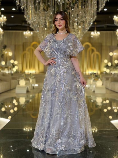 فستان سهرة فضي ملكي بتطريز فاخر ولمعة ناعمة.
