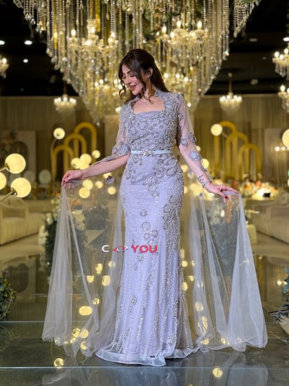 فستان سهرة إطلالة ساحرة بلون  موف يفيض فخامة، مطرّز بتفاصيل لامعة تعكس أناقة راقية مناسبة لأجمل مناسباتك.