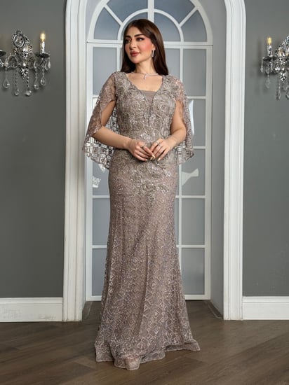 فستان سهرة تصميم كلاسيكي بلمعة راقية