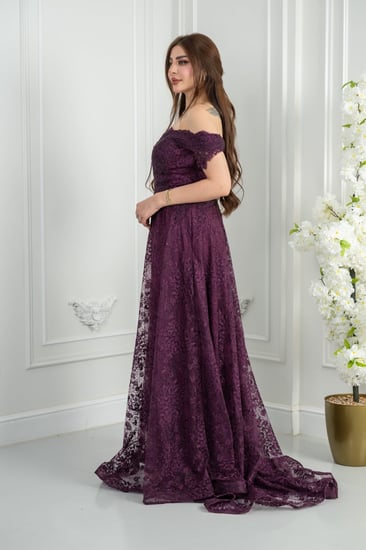 فستان سهرة برقندي دانتيل بلمعة رقيقة يقدّم مزيجًا مدهشًا من الرقي