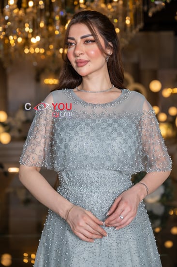 فستان سهرة فيروزي مطرز بأكمام تل واسعة