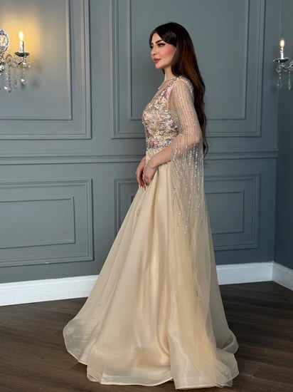 فستان سهرة شامبانيا مطرز ورود بأكمام شفافة