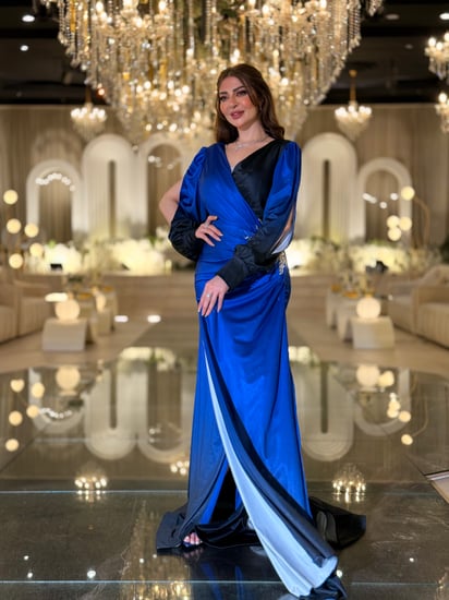 فستان سهرة ملكي أزرق بلمسة سوداء فاخرة تصميم ممشوق وحركة انسيابية اختيارك الأنيق للخطوبة والمناسبات