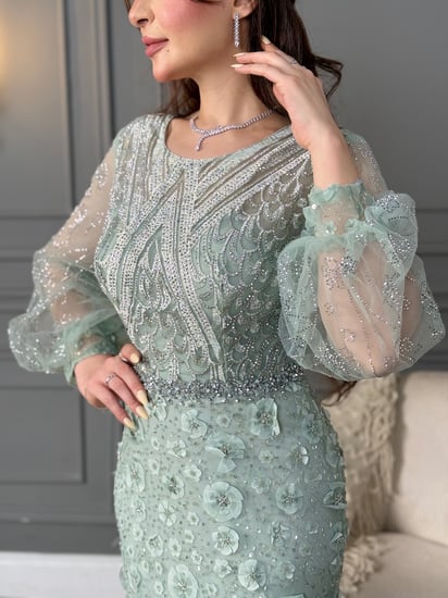 فستان أنوثة النعناع الراقي بتطريز فاخر وأكمام شفافة لمسة ملكية