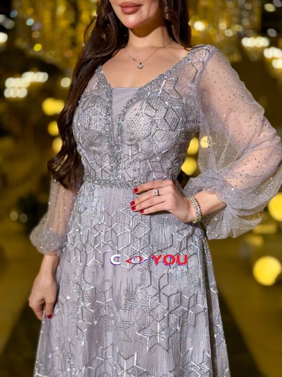 فستان سهرة ليلكي فاتح مطرز بالدانتيل والخرز مع أكمام شفافة