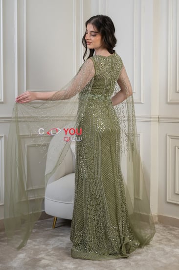 فستان سهرة أخضر زيتوني مطرز بقصة مستقيمة مع أكمام شيفون شفافة.