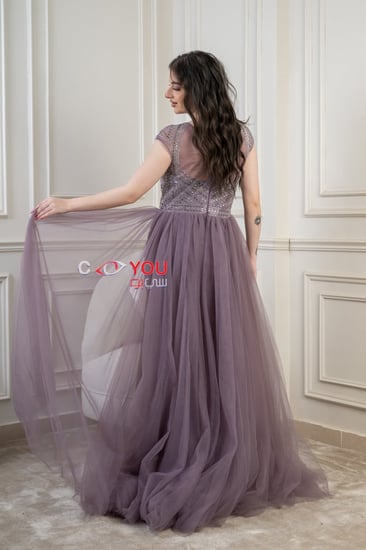 فستان سهرة موف ملكي مطرز بتطريزات لامعة وأكمام تول ناعمة